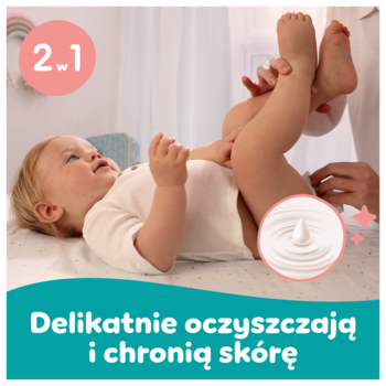 Pampers Sensitive chusteczki: dziecko leży, dorosły zmienia pieluszkę. Etykieta 2w1, opis "delikatnie oczyszczają i chronią skórę".
