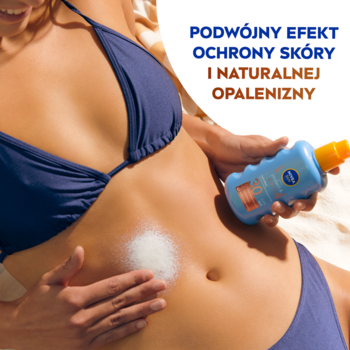 Kobieta w bikini aplikuje NIVEA SUN Protect&Bronze spray SPF 30. Biały produkt widoczny na skórze brzucha.