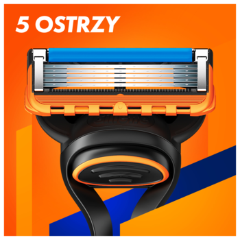 Zbliżenie na maszynkę Gillette Fusion5 z 5 ostrzami, czarno-pomarańczowa rączka, niebieski pasek. Napis: 5 OSTRZY.