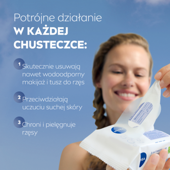 Kobieta wyjmuje chusteczkę NIVEA do demakijażu z opakowania, z uśmiechem na tle nieba. Widać tekst o potrójnym działaniu.