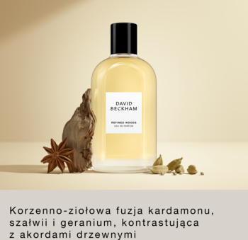 David Beckham Refined Woods EDP, butelka na beżowym tle z kardamonem, anyżem, drewnem. Korzenno-drzewny zapach.