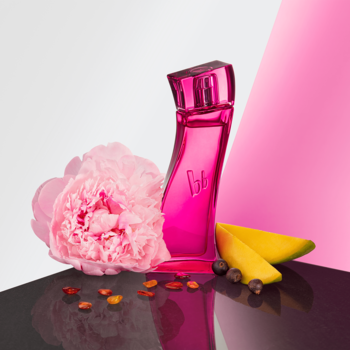 bruno banani Pure Woman woda toaletowa, różowy flakon z piwonią, mango i czarną porzeczką na tle róż-czar-biel.