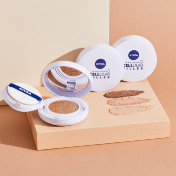 Biały NIVEA Cellular 3in1, jasny podkład w poduszce z SPF 15, otwarty z aplikatorem, obok próbki odcieni.