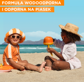 Dzieci bawiące się na plaży, ilustrujące wodoodporny i odporny na piasek SPF 50+ Garnier Ambre Solaire.