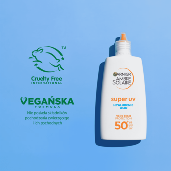 Biały fluid Garnier Ambre Solaire Super UV SPF 50+, z kwasem hialuronowym, na niebieskim tle, obok loga Vegan i Cruelty-Free.