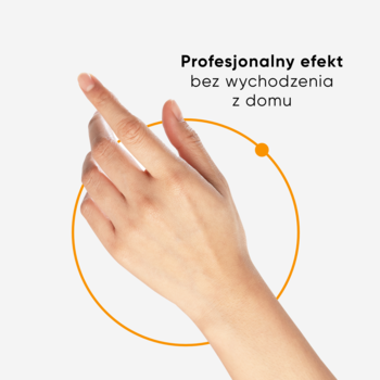 Dłoń, profesjonalny efekt regenerującej maski na dłonie w domu, otoczona pomarańczowym okręgiem.