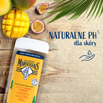 Butelka żelu Le Petit Marseillais mango i marakuja, naturalne pH, na tle drewna z owocami.