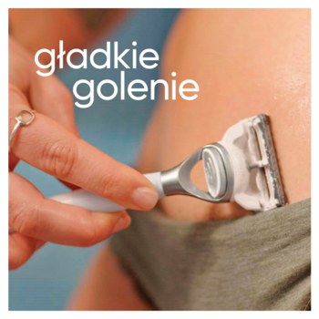 Maszynka Venus do stref intymnych, chroniąca przed podrażnieniami, używana na udzie. Napis: 'gładkie golenie'.