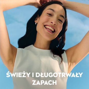 Uśmiechnięta kobieta z uniesionymi ramionami reklamuje NIVEA FRESH SENSATION antyperspirant 72h. Świeży zapach.