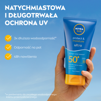 Dłoń trzyma tubkę NIVEA SUN Protect&Moisture Ultra SPF 50+, zapewniającą potrójną wodoodporność i nawilżenie.