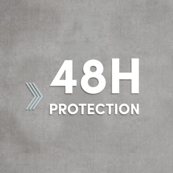 Napis 48H PROTECTION na szarym tle, z niebieskimi strzałkami, symbolizujący długotrwałą ochronę antyperspirantu Dove MEN+Care.