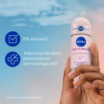 NIVEA Pearl & Beauty antyperspirant w kulce, różowy, 72h ochrona, 0% alkoholu, w dłoni na tle nieba.