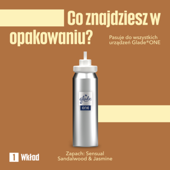 Srebrny wkład Glade ONE Sensual Sandalwood & Jasmine z białym dozownikiem, widok z przodu na brązowym tle.