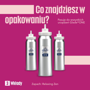 Trzy srebrne wkłady Glade ONE Relaxing Zen stojące na różowym tle. Zestaw 3 sztuki.