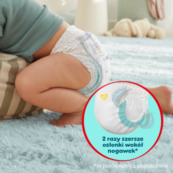 Pampers Premium Care, rozmiar 7, na dziecku. Wyróżnione szerokie osłonki nogawek dla ochrony przed przeciekaniem.