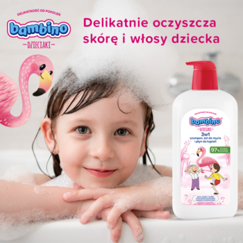 Bambino 2w1 żel do mycia ciała i włosów Flaming. Dziewczynka w kąpieli z pianą, obok różowy flaming.