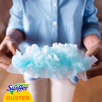 Puszysty, niebiesko-biały wkład Swiffer Duster w zbliżeniu, trzymany w dłoniach, skutecznie zbierający kurz.