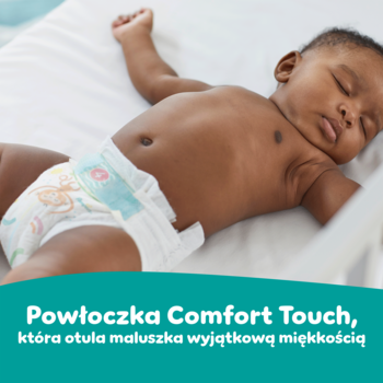 Śpiące czarne dziecko w pieluszce Pampers Active Baby na białym łóżeczku, widoczne elastyczne boki dla dopasowania.