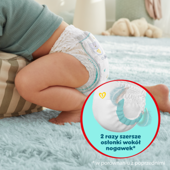 Dziecko w pieluchomajtkach Pampers Premium Care, zbliżenie na nogawki. Wyróżnione szersze osłonki dla ochrony przed przeciekiem.
