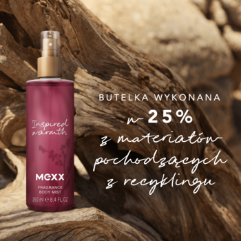 MEXX Inspired Warmth mgiełka do ciała w różowej butelce z 25% recyklingu, na tle drewna, widok z przodu.