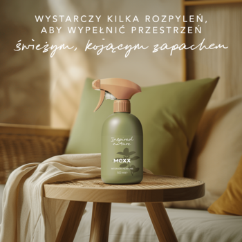 MEXX Inspired Nature spray do wnętrz, zielona butelka z pomarańczowym atomizerem, na drewnianym stoliku w salonie.