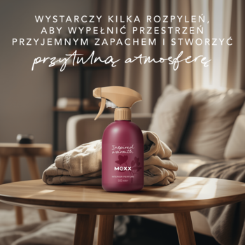 MEXX Inspired Warmth perfumy do wnętrz, burgundowa butelka z beżowym atomizerem na drewnianym stole.
