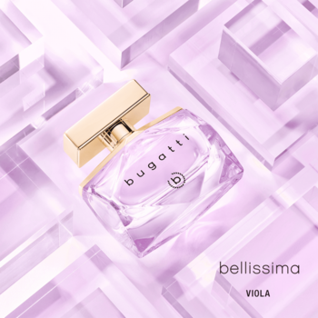 Bugatti Bellissima Viola, damska woda perfumowana kwiatowo-owocowa, fioletowa butelka na geometrycznym tle. Widok z góry.