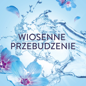Dynamiczne rozpryski wody i niebieskie kwiaty z napisem 'WIOSENNE PRZEBUDZENIE' dla płynu Lenor Spring Awakening.