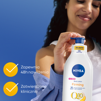 Kobieta trzyma biały ujędrniający balsam NIVEA Q10 z pompką, z napisem 10 DAYS, na tle niebieskiego koloru.