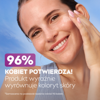 Uśmiechnięta kobieta dotyka twarzy; reklama NIVEA LUMINOUS630 serum. Tekst: 96% potwierdza równy koloryt skóry.