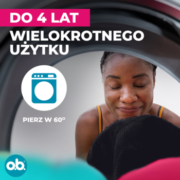 Kobieta przy otworze pralki, reklama majtek o.b. wielokrotnego użytku. Pranie w 60°C, do 4 lat.