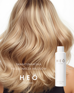 Biała butelka Heö Helsinki Dry Boost Spray na tle lśniących blond włosów, nadaje im objętość i teksturę.