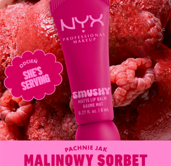 Zbliżenie na różowy NYX Smushy Matte Lip Balm She's Serving, na tle świeżych malin, sorbetowy zapach.