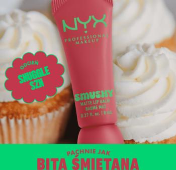 NYX Smushy Matte Lip Balm w różowo-koralowej tubce na tle babeczek, z napisem "PACHNIE JAK BITA ŚMIETANA".