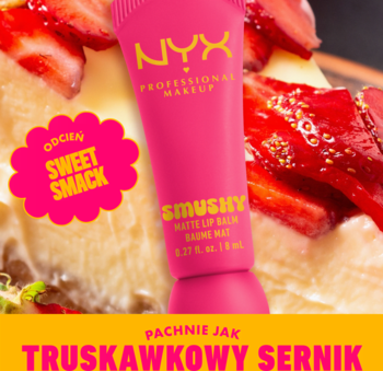 Różowy NYX Smushy Matte Lip Balm na tle truskawkowego sernika. Opakowanie z napisem 'Pachnie jak truskawkowy sernik'.