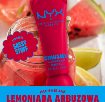 NYX Smushy Matte Lip Balm 'Sassy Stuff' arbuzowa lemoniada, różowa tubka, na tle arbuza. Zbliżenie pod kątem.