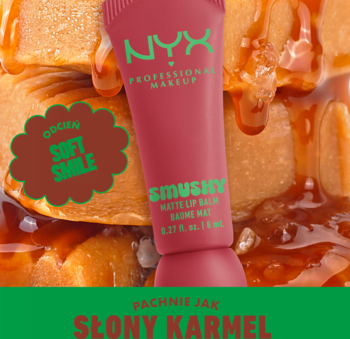 NYX Smushy Matte Lip Balm Soft Smile, różowo-jagodowa tubka na tle karmelowych tostów. Zapach: słony karmel.