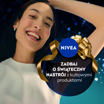 Szczęśliwa kobieta. Obok niebieska świąteczna kula NIVEA z napisem 'ZADBAJ O ŚWIĄTECZNY NASTRÓJ z kultowymi produktami'.