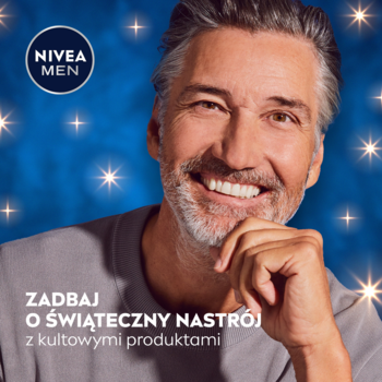 Uśmiechnięty mężczyzna NIVEA MEN z siwymi włosami, na tle z gwiazdkami. Zaprasza do świątecznego nastroju.