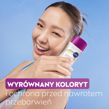 Uśmiechnięta kobieta z fluidem NIVEA LUMINOUS630 SPF 50+, dla wyrównanego kolorytu i ochrony.