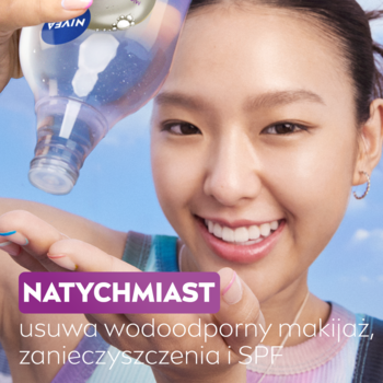 Uśmiechnięta kobieta wylewa NIVEA LUMINOUS630 Płyn Micelarny, który natychmiast usuwa makijaż i rozświetla.