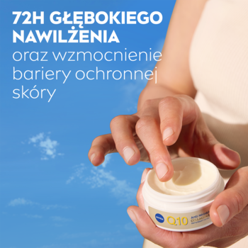 NIVEA Q10 przeciwzmarszczkowe masełko do twarzy. Dłoń wyjmuje krem głęboko nawilżający, wzmacniający barierę.