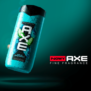Turkusowa butelka żelu Axe Aqua Bergamot z kroplami wody, unosząca się na ciemnym tle, widok z przodu.