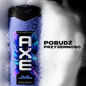 Fioletowy żel pod prysznic Axe Fine Fragrance Blue Lavender w butelce z czarną nakrętką, otoczony obfitą białą pianą.