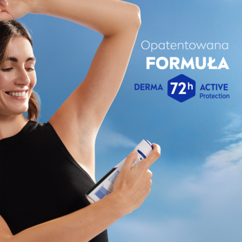 Młoda kobieta uśmiecha się, aplikując antyperspirant Derma 72H Active Protection spray, zapewniający 72h ochronę.