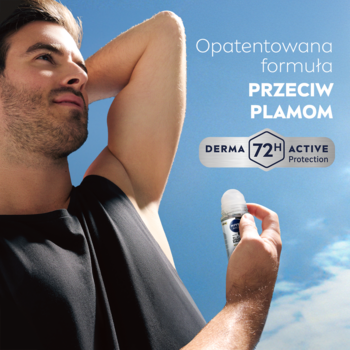 Mężczyzna z roll-onem antyperspirantu Derma 72H Active Protection przeciw plamom na tle błękitnego nieba.