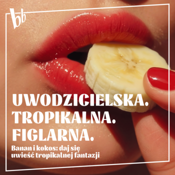 Zbliżenie: usta w czerwonej szmince, trzymające plasterek banana. Reklama mgiełki Banana Bite o tropikalnym zapachu.