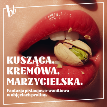 Zbliżenie na czerwone usta trzymające pistację w skorupce. Reklama mgiełki Eat my Pistachio o zapachu pistacji, wanilii i praliny.