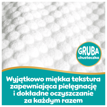 Zbliżenie na grubą, białą chusteczkę nawilżaną Pampers Aqua Soft Touch z miękką, wypukłą teksturą punktową.