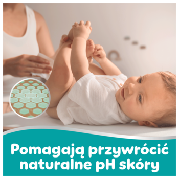 Pampers 99% Water chusteczki nawilżane dla niemowląt. Dziecko na przewijaku. Napis: 'Pomagają przywrócić naturalne pH skóry'.